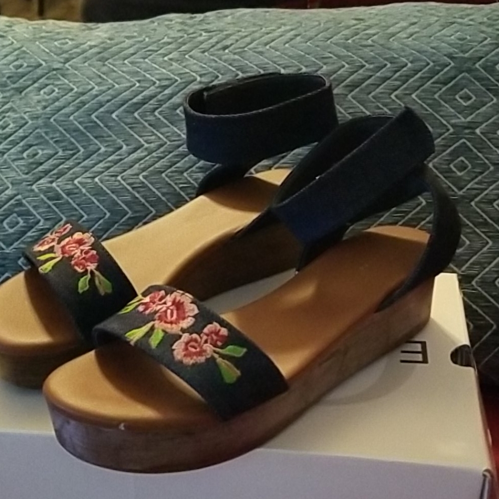 Shoes - Picture 2 of 4